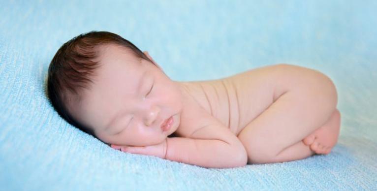 生命的奇迹，胎儿6个月时脑部静脉丛囊肿，出生后一切正常