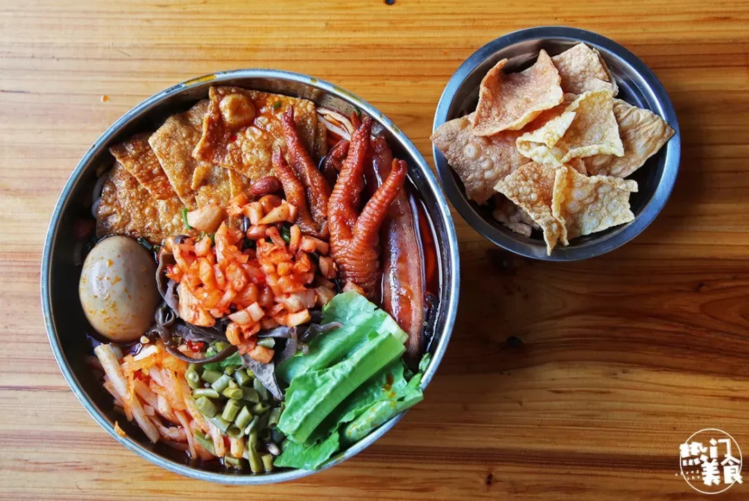 中南大学侧门小巷子口这家螺蛳粉店，不起眼却一火5年