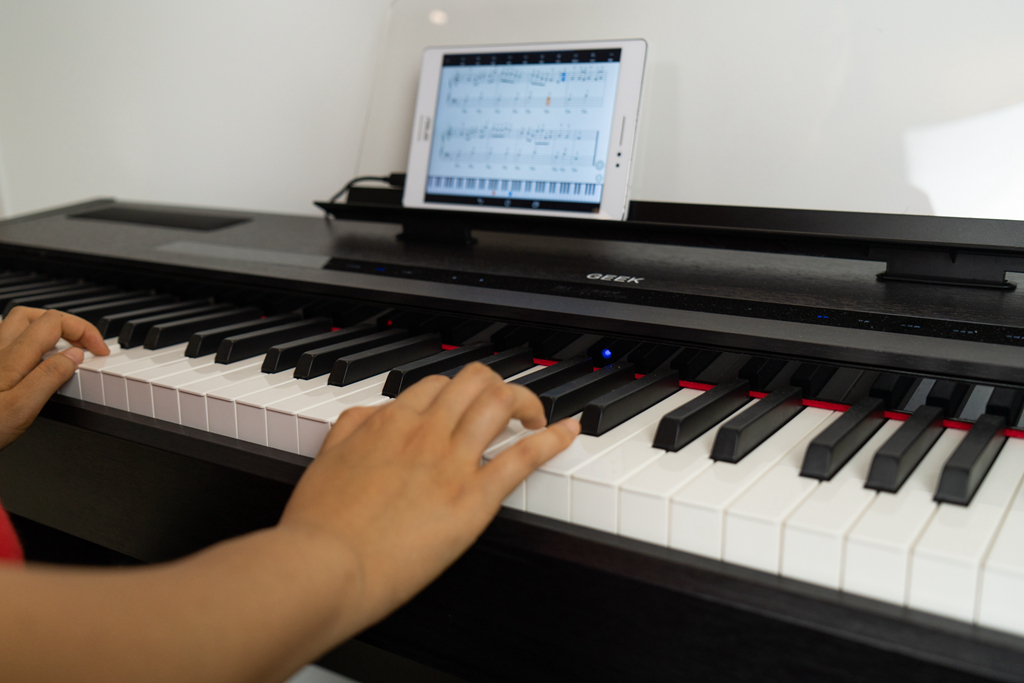 不谈考级，只说兴趣，智能钢琴不只是看着很美好！