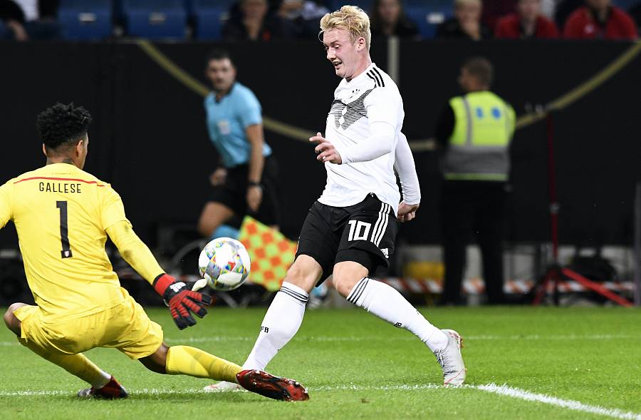 这只争议中启航的布娃娃，成为了德国足球荒诞期的新偶像