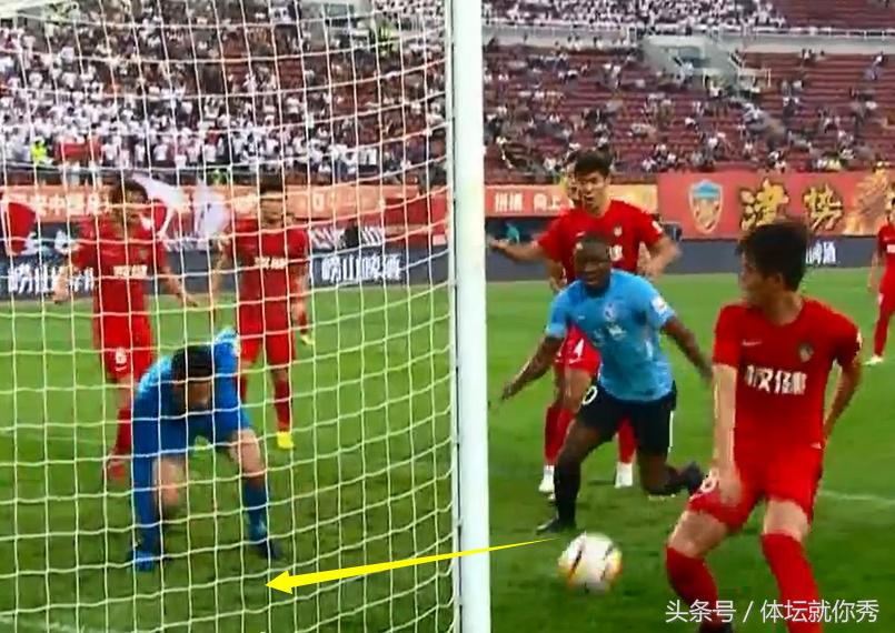 中超最诡异一幕！门前1米将球打飞，旁边的队友都开始庆祝了