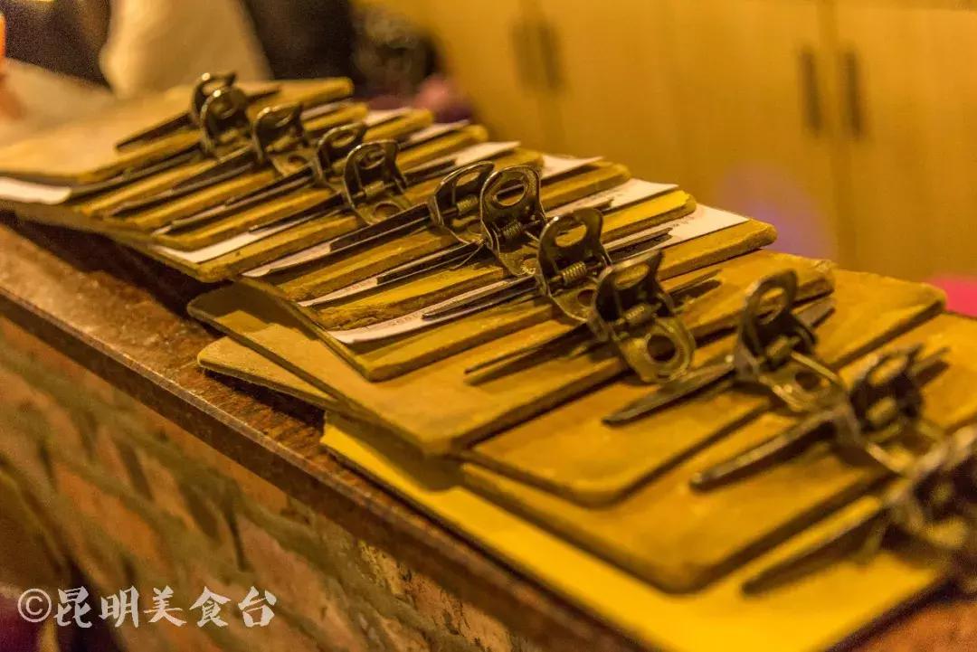 藏在昆明老厂房里的柴火鸡，一款酱料价值百万，连续排队5年