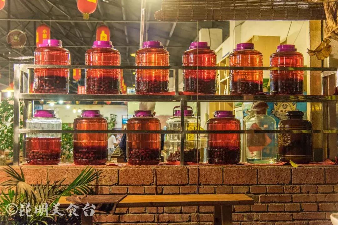 藏在昆明老厂房里的柴火鸡，一款酱料价值百万，连续排队5年