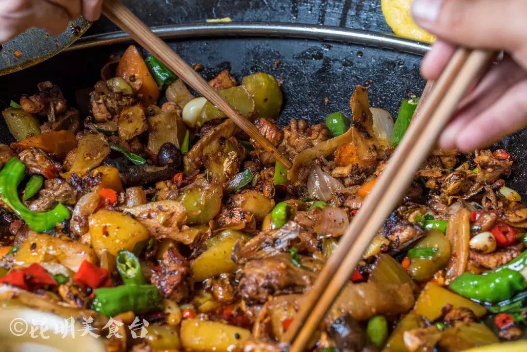 藏在昆明老厂房里的柴火鸡，一款酱料价值百万，连续排队5年