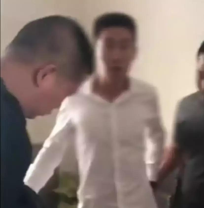 男子花80元网购奢侈品包,男子花27000元网购