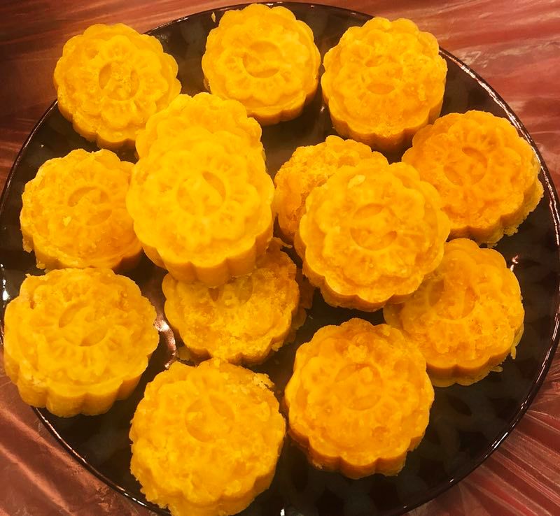 在家请客吃饭,铺上了一块塑料台布,是不是很low?