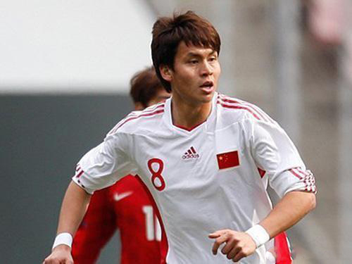 他是*疆新**首位上场国脚！8年前即入选国家队，现已成中超球队队长