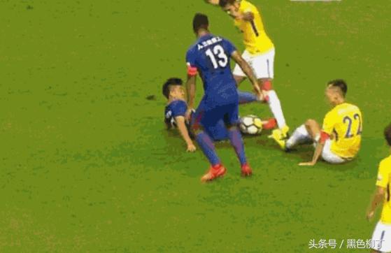 中超恶人乱踢吓得国脚后退躲避！3年前他差点一脚废掉江苏核心