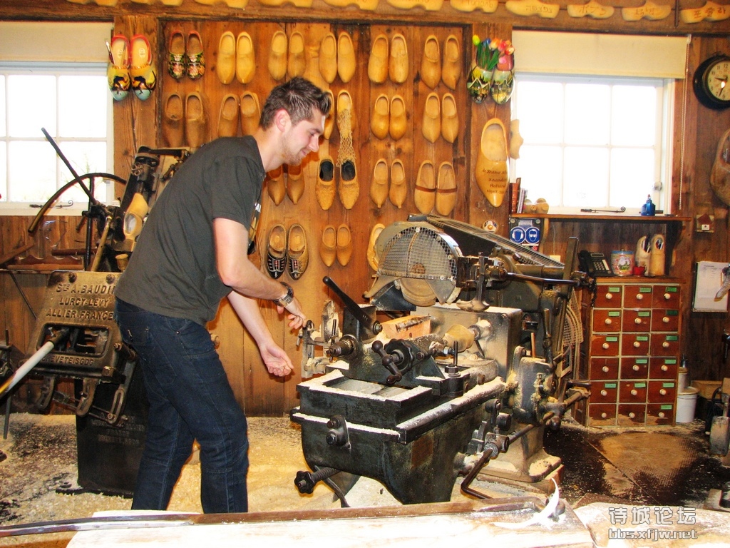 千万记住,中国游客最爱买的“小鞋”一定要是木头做的