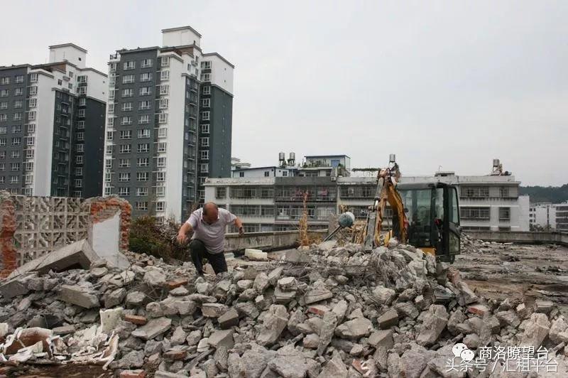 挖机强拆民房村民反击,新房子违规被挖机强拆