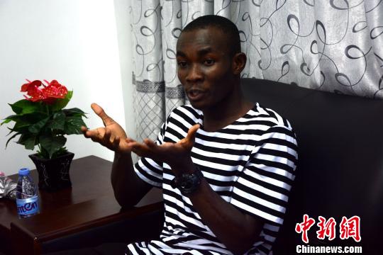 非洲青年留学中国：以球会友踢出感情