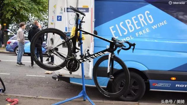 器材盛宴环英国上的车手战车