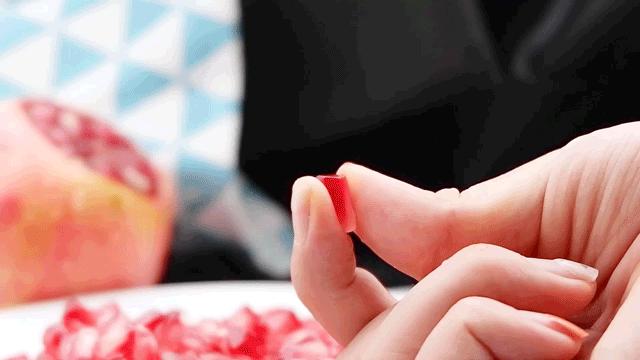 这是一个懂事的石榴，已经学会自己吐籽了