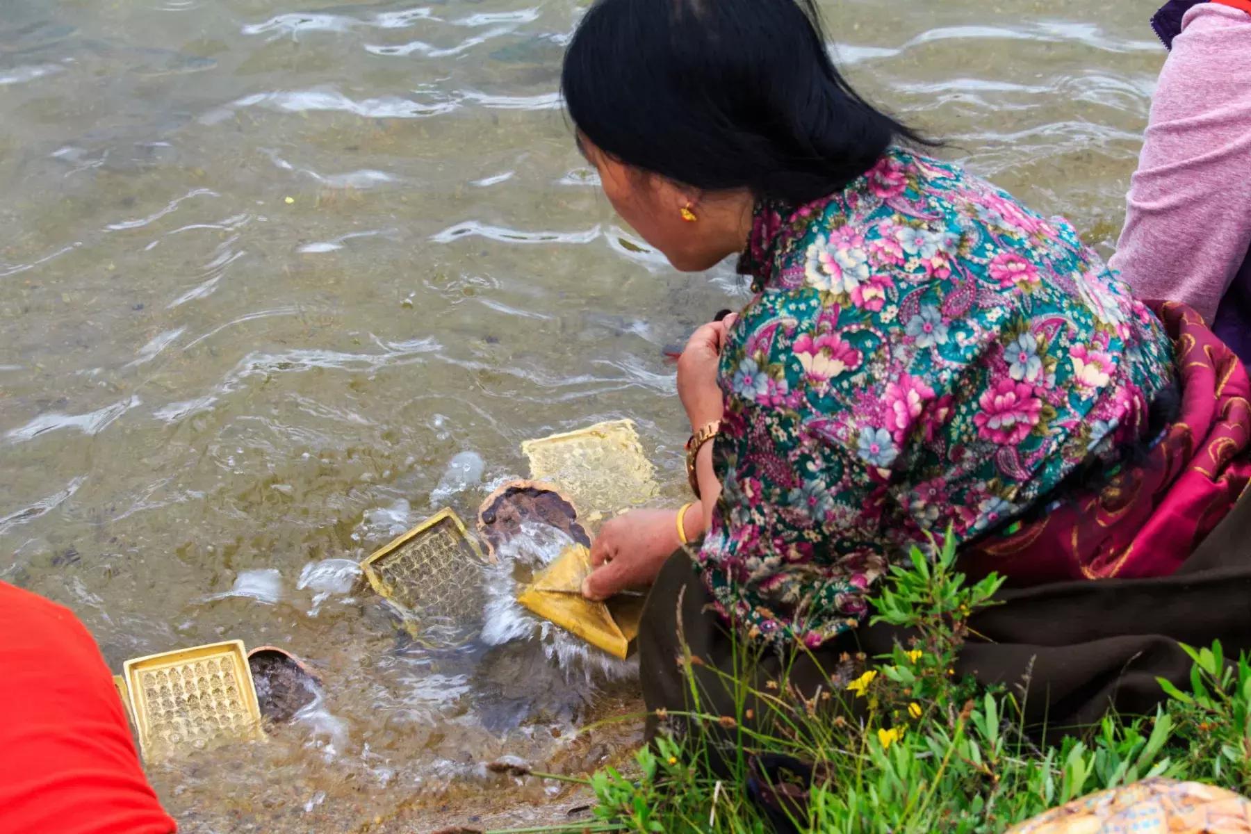 年宝玉则神山,年宝玉则天堂湖