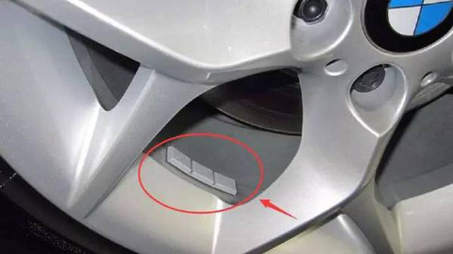 新轮胎上标记的小圆点的作用,轮胎有个小圆点是朝外面吗