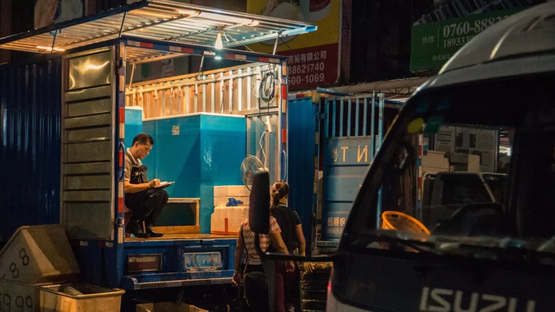 当你抱怨生活太难时,当你抱怨生活不易时