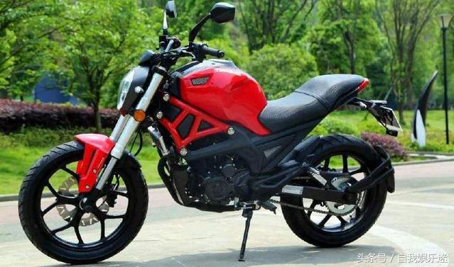 适合年轻人运动款,硬朗的潮酷运动风