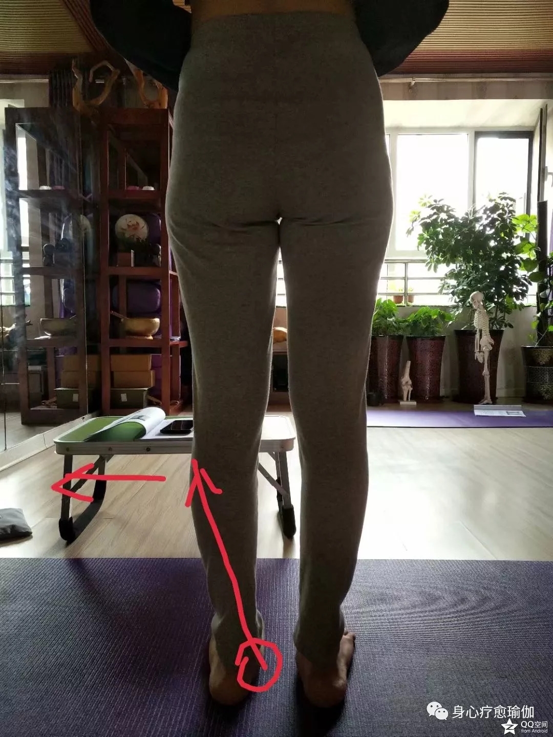 小腿胀瑜伽体式咋缓解,瑜伽小腿拉筋的正确方法视频