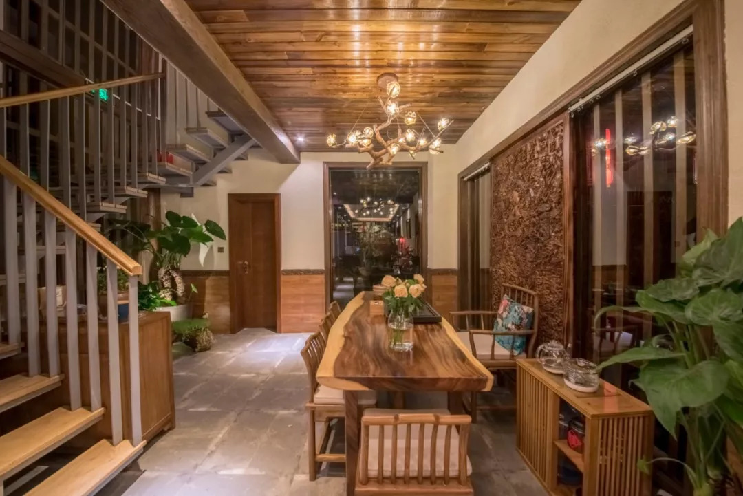 离开故里赴香港30载，玉龙雪山依然屹立为她守候丨丽江·久木居舍