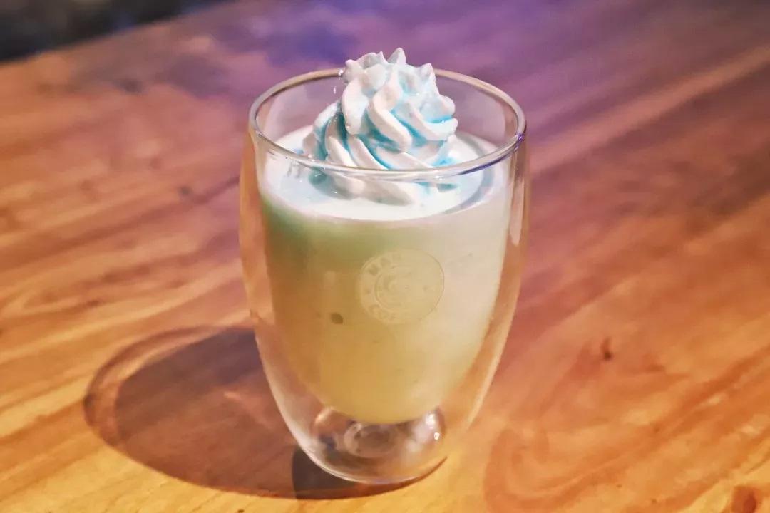 在漫猫喝咖啡，那种无忧的心情，仿佛随着维也纳音符飘到云间……