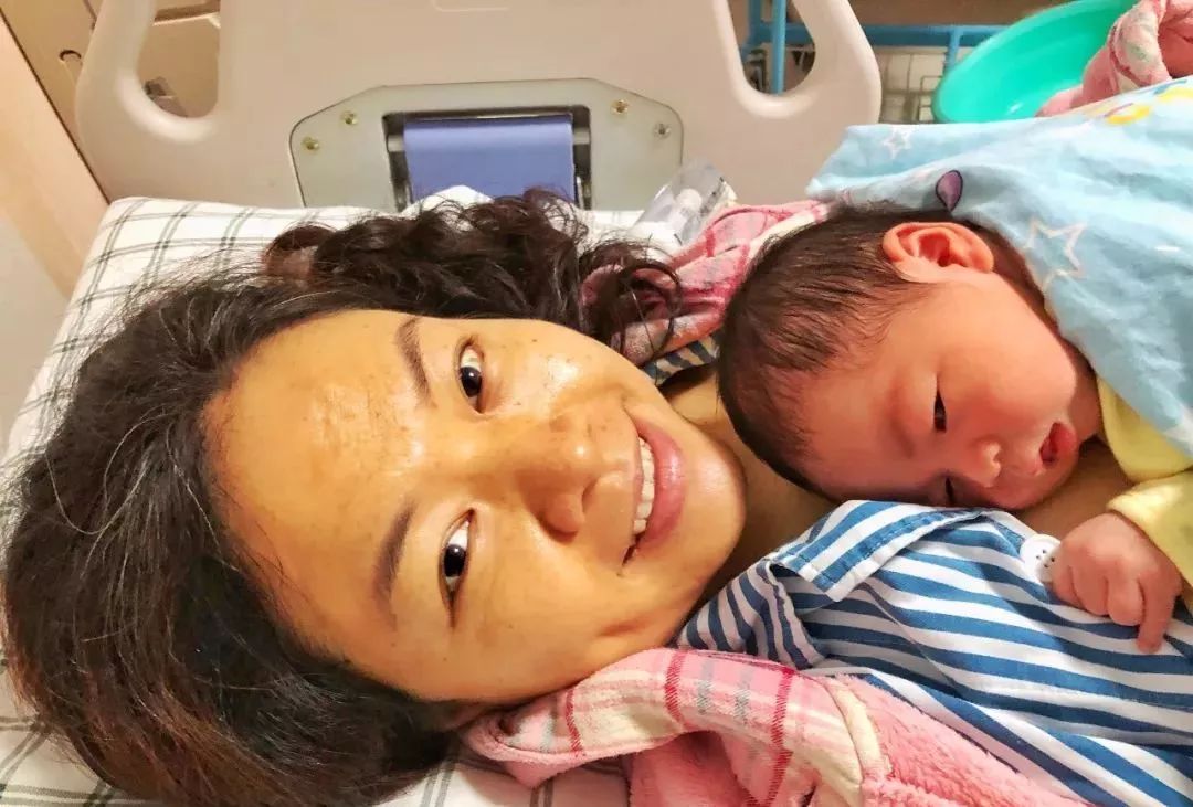 剖宫产当天我这样喂奶，第三天乳房不胀，乳汁充沛！