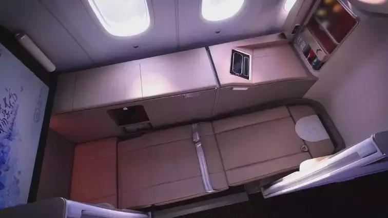 上航787起飞,上航787内部