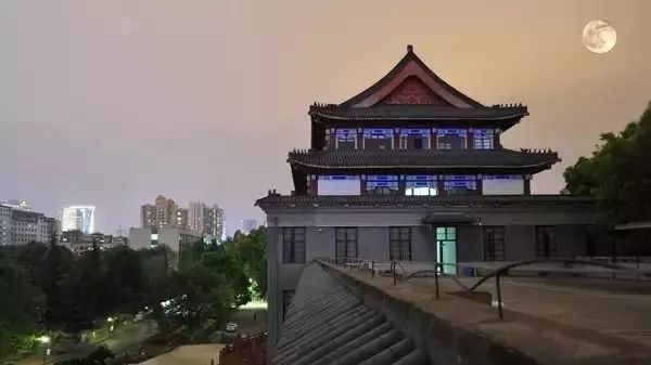 带有月亮的古诗词100首,10个关于月亮的简单古诗