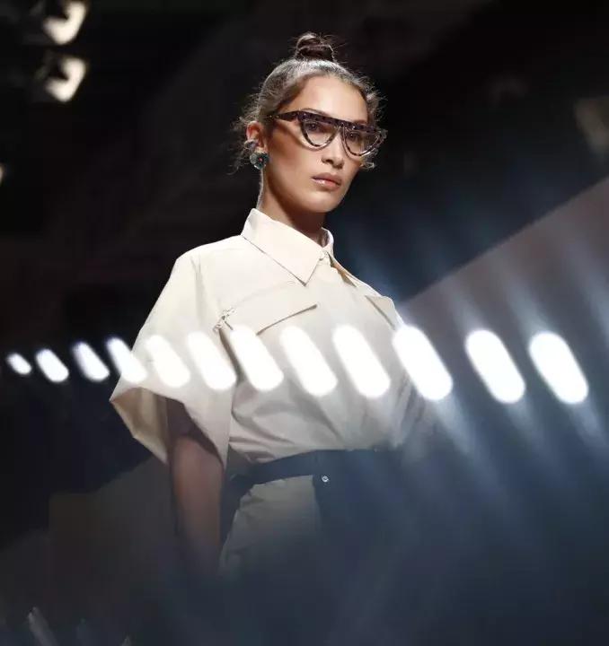 贝拉哈迪德穿深v套装,贝拉哈迪德夏季开衫