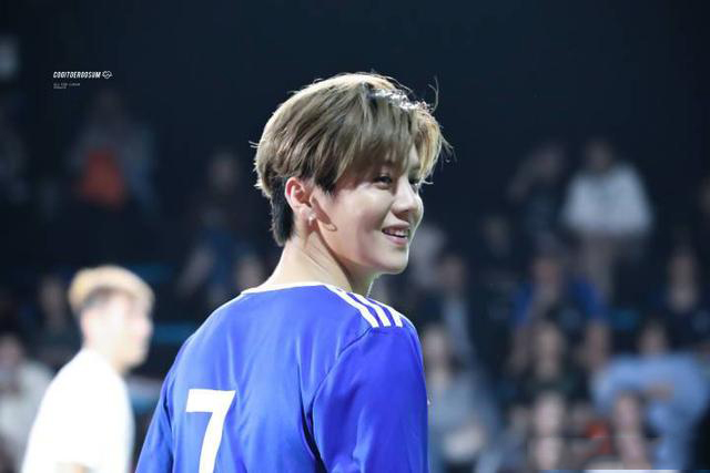 鹿晗擦汗,鹿晗踢球应援震惊全场