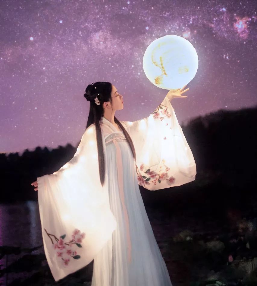 当这些经典咏月古诗译成英文,同样如此唯美