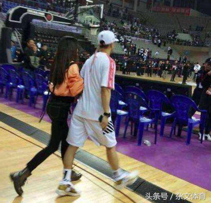 cba最强控卫郭艾伦,郭艾伦右手骨折