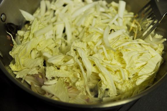 炒菜油溅到衣服上用什么能洗掉,炒菜油溅到脸上怎么办才不留痕迹