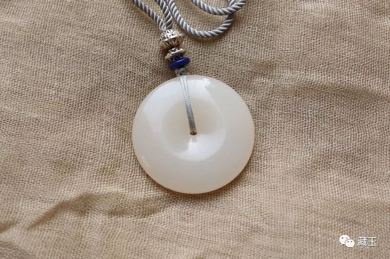 对月赏美玉，中秋话思乡