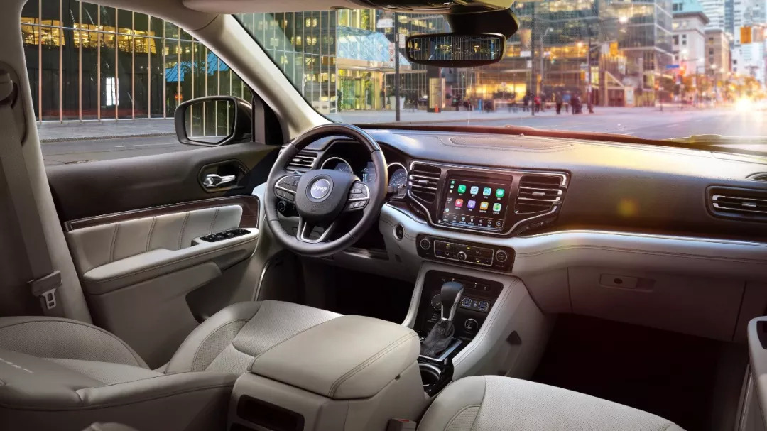 中产阶级的家庭聚会什么样？打扮成嫦娥藏礼物箱，为了20万的全瓷牙一口螃蟹也不吃，一场没有硝烟的攀比战争