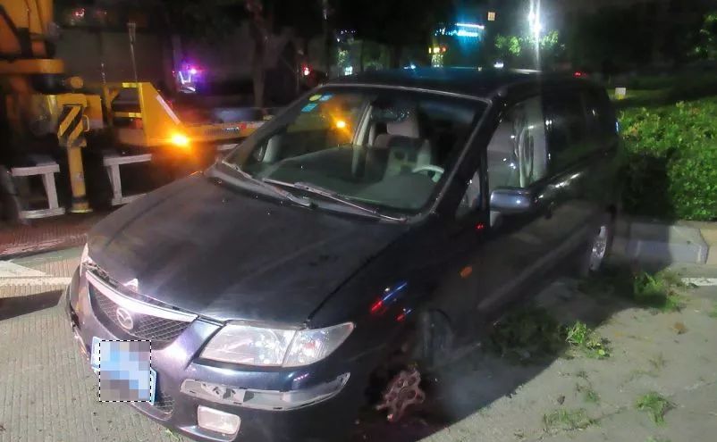 298mg/100ml要爆表！吹出醉驾新高度！小榄一男子醉驾飞车上花坛！