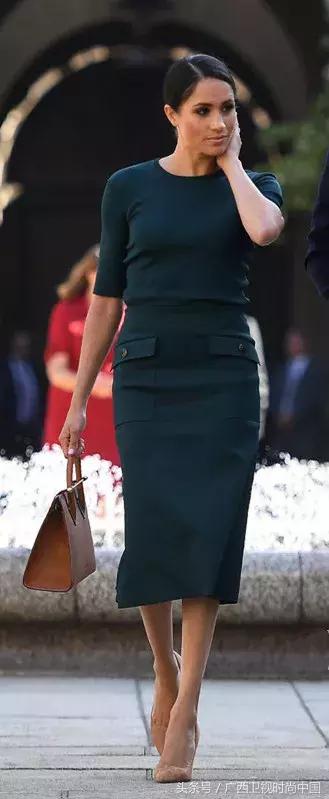 针织衫短袖里面应该穿什么,黑色金丝宽松短袖针织衫怎么搭