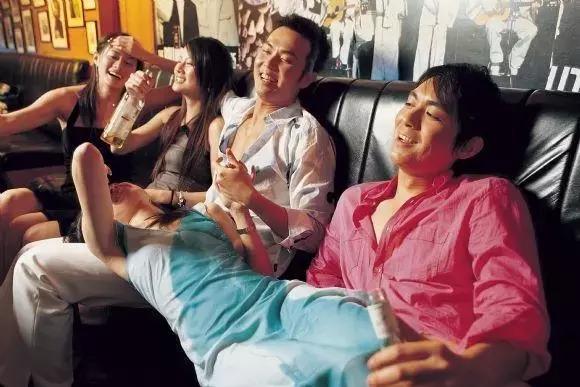 熟人暧昧微信上的表现,熟人暧昧会被发现吗