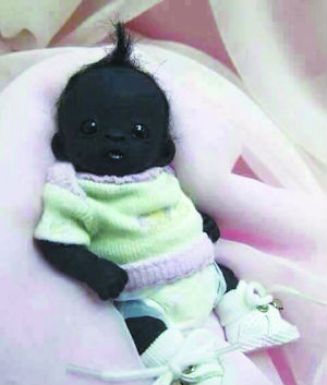 中国43岁男子娶非洲姑娘成网红，生出的儿子肤色不一般