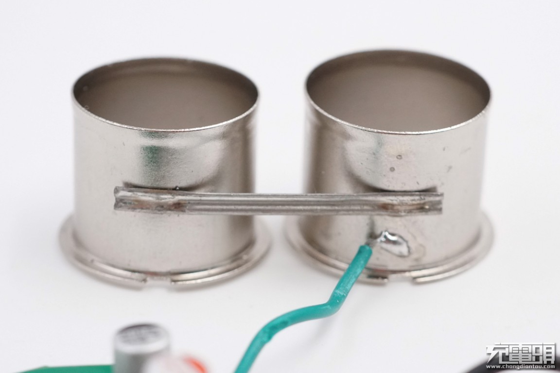 这款车充的设计怎么越看越奇怪