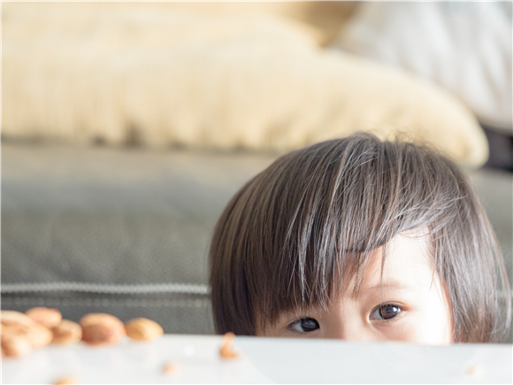 孩子老爱眨眼睛用什么眼药水,孩子老是眨眼睛怎么解决