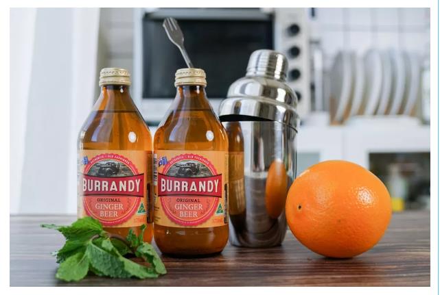 工作累了喝一杯小酒,上班这么辛苦还要回家做饭