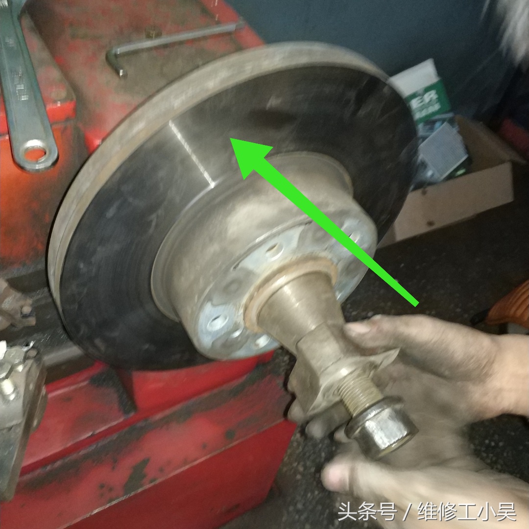 宝马x1汽车刹车时后备箱异响,宝马x1刹车不很灵怎么回事