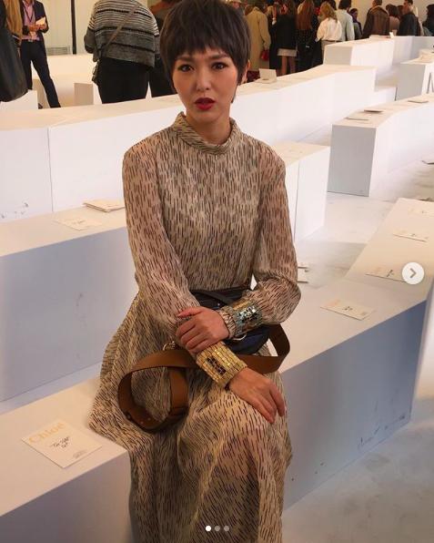 唐嫣超短发亮相巴黎时装周,唐嫣时装周看秀造型曝光