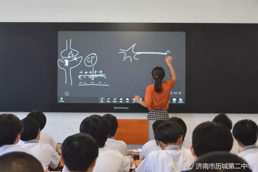 跟我一起看二中（2）：智慧黑板