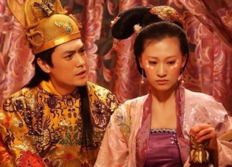 女子又问道：“你当真是要嫁给他？”简兮声音不大语气中尽是坚决