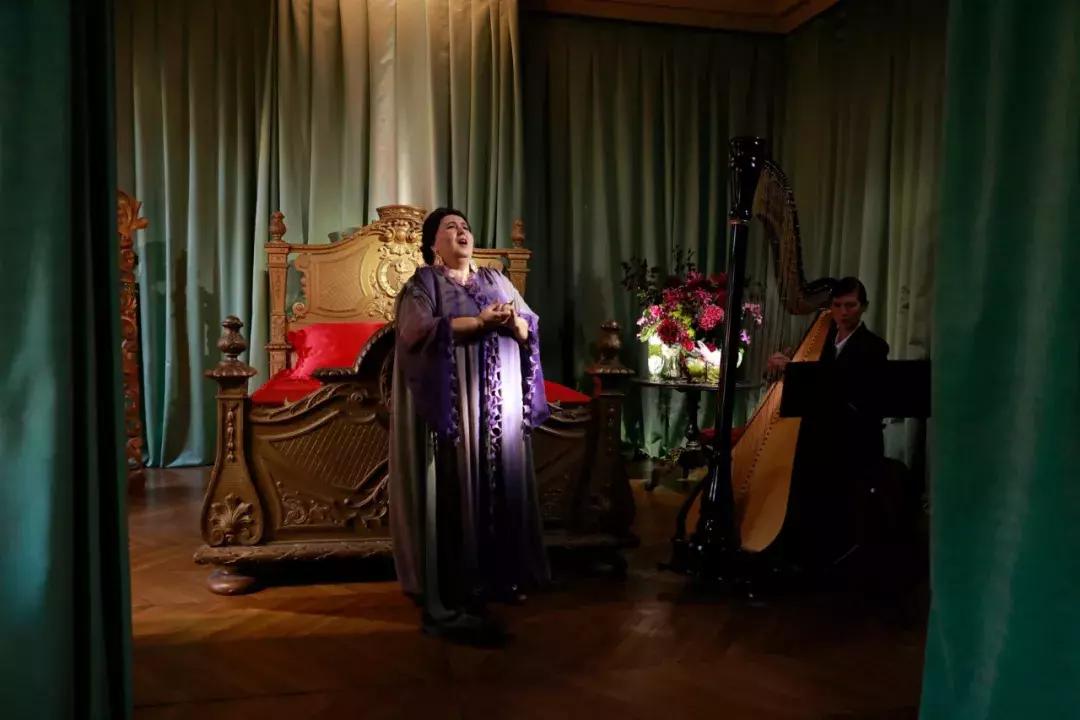 戚薇霸气走秀,唐嫣戚薇机场街拍大全