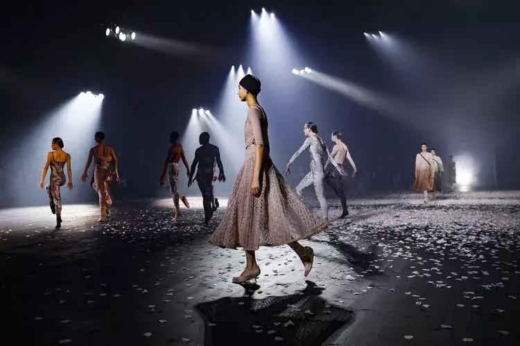 戚薇霸气走秀,唐嫣戚薇机场街拍大全