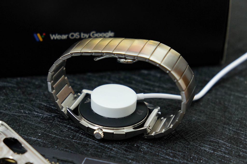 何必花钱买AppleWatch,阿玛尼智能触屏腕表难道不出色?