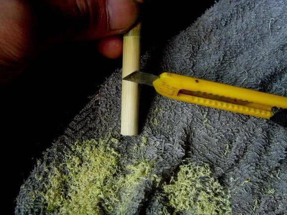 日本人用小竹子做鱼竿去小沟钓鱼,钓鱼人手工制作竹子鱼竿