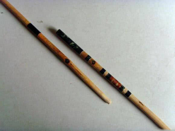 日本人用小竹子做鱼竿去小沟钓鱼,钓鱼人手工制作竹子鱼竿